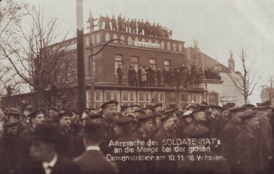 3) Kundgebung auf dem Grodenschulplatz, 10. November 1918: Blick auf die Zuschauer vor der Gaststätte „Elisenlust“ 