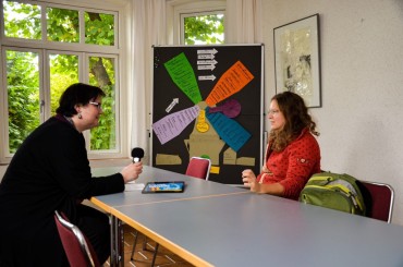 Gesche Gloystein und Sarah-C. Siebert beim Podcastgespräch in der Seefelder Mühle. Foto: Oldenburgische Landschaft