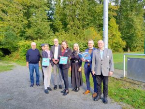 Die Beteiligten und Förderer des Projekts „Unpolitische Orte? Sportstätten und ihre gesellschaftliche Bedeutung“ bei der Vorstellung des Sammelbandes am 7.10.2025 auf dem Hössensportzentrum Westerstede.