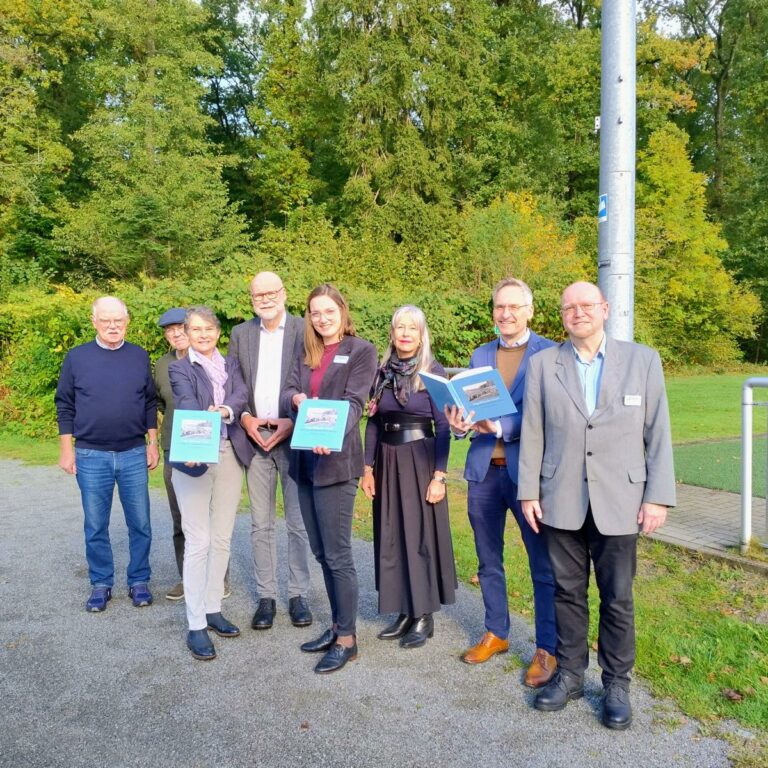 Die Beteiligten und Förderer des Projekts „Unpolitische Orte? Sportstätten und ihre gesellschaftliche Bedeutung“ bei der Vorstellung des Sammelbandes am 7.10.2025 auf dem Hössensportzentrum Westerstede.