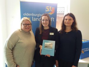 Kristina Sörgel (Gymnasium Wesermünde Bremerhaven), Merle Bülter (Projektleitung), Melanie Schröder (Projektmitarbeiterin), Foto: Oldenburgische Landschaft.