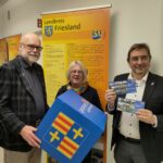 Eröffnung der Wanderausstellung „50 Jahre Oldenburgische Landschaft“ am 8.12.2025 im Kreishaus Jever. v.l.n.r.: Prof. Dr. Uwe Meiners, Präsident Oldenburgische Landschaft; Etta Bengen, Kuratorin; Landrat Sven Ambrosy, Lankreis Friesland.