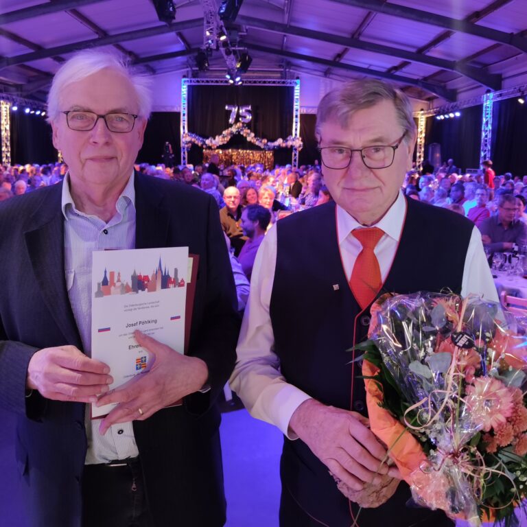Josef Pöhlking erhält Ehrennadel
