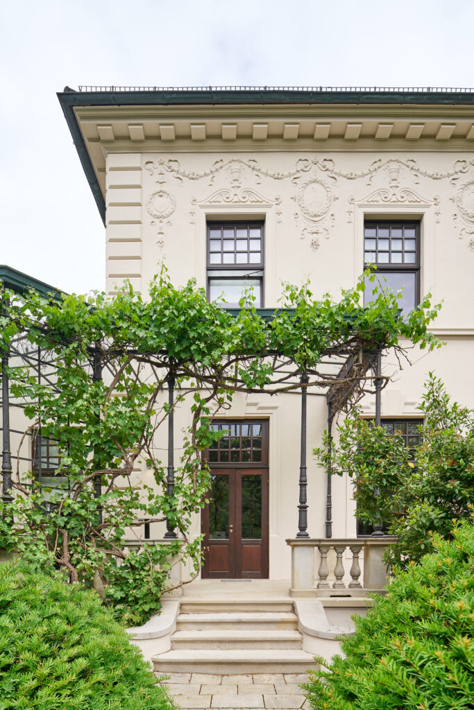 Terasse auf der Frontseite zur Gartenstraße © Olaf Mahlstedt