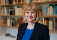 Dr. Franziska Meifort, Landschaftsdirektorin<br />
© Oldenburgische Landschaft<br />
JPG, 15 MB >><a href="https://www.oldenburgische-landschaft.de/wp-content/uploads/2026/02/Meifort_Foto_Oldenburgische_Landschaft.jpg" target="_blank">Download</a><<